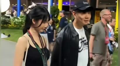 林俊杰与女友被偶遇，女友躲避镜头，林俊杰耐心陪伴安慰