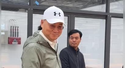 73岁迟重瑞现身被拍左手僵硬，继子寸步不离照料