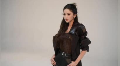 娜扎穿黑色皮裙时髦摩登