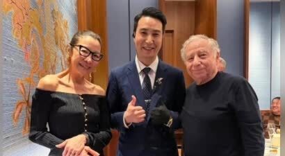 64岁杨紫琼和富商老公吃大餐 穿露肩上衣身材苗条