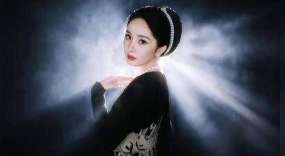 杨幂穿黑丝绒鱼尾裙尽显优雅大气