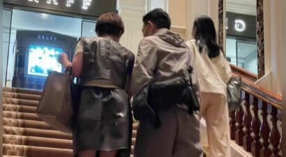 刘德华与妻子罕见同框，60岁朱丽蒨长相年轻被误认成女儿