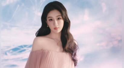 杨紫穿粉色抹胸纱裙温柔甜美