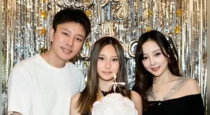 贾乃亮李小璐同框为女儿甜馨庆祝14岁生日，母女俩宛如姐妹花