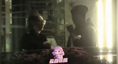 张卫健夫妇餐后室外抽烟，乱扔烟头行为被指不妥