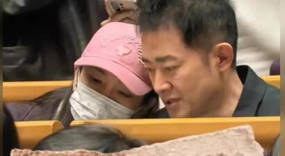 任泉李冰冰清华同框，李冰冰靠肩说悄悄话，网友又坐不住了
