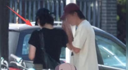 曝白百何新恋情，与年轻男子街头相拥，十指相扣，毫不避讳太潇洒