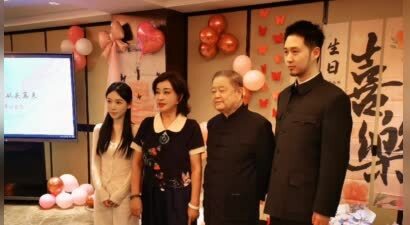 演员刘晓庆在京举办生日宴会，亲友齐聚现场氛围温馨