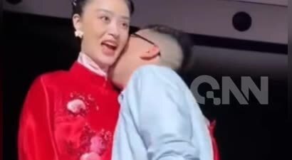 蒋欣“被设计师突然亲脖子”上热搜，当场受惊身体下意识往后躲，网友质疑设计师无边界