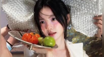 章若楠化身千禧少女慵懒大方