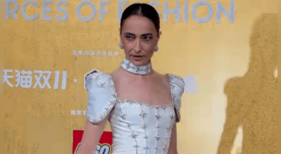 吴彦祖妻子参加盛典红毯 穿小白裙状态引热议
