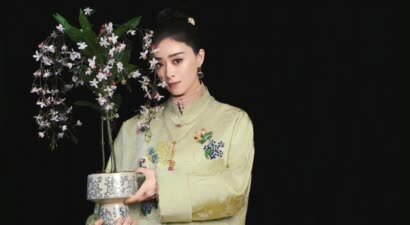 蒋欣新中式造型气质出众