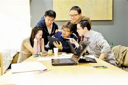 入职公司10年，结婚当天，老板包10万红包，小伙第二天辞职-入职公司不交社保违法吗