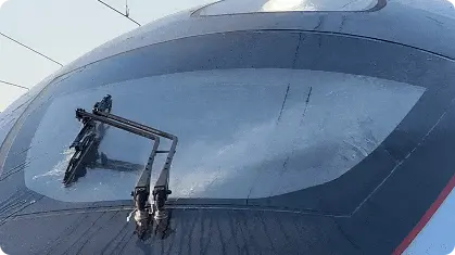 原来高铁也要加玻璃水 首尾两个车头都要加 一次6桶