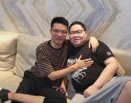 大司马电流麦价值一千万？PDD道出和卢本伟的直播赚钱差距-大司马和pdd对打视频
