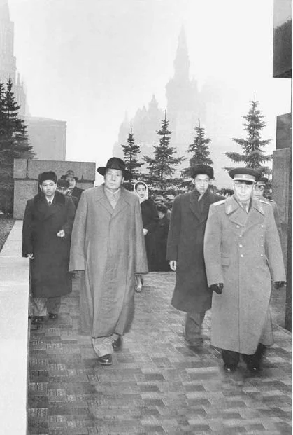 1957年11月5日下午，在克里姆林宫警卫局局长扎哈洛夫少将陪同下，毛泽东率代表团到红场瞻仰列宁墓并敬献花圈。毛泽东左侧为翻译阎明复，右侧为卫士李银桥