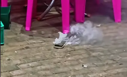 惊魂一刻：iPhone手机揣兜突然自燃 刚换了原装认证电池