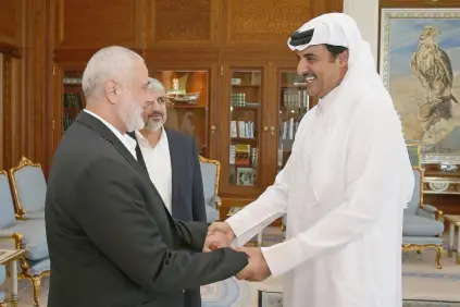 2016年10月17日，卡塔尔埃米尔谢赫塔米姆·本·哈马德·阿勒萨尼（右）在多哈会见哈马斯政治局领导人伊斯梅尔·哈尼亚（左） 图源：《以色列时报》
