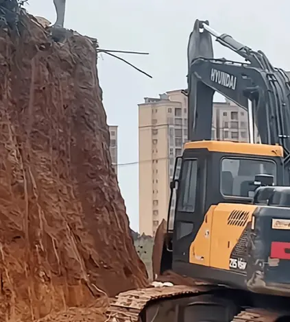 四周被挖、靠爬楼梯出行，江西九江孤岛房已拆除