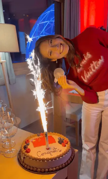 谷爱凌开心的拿着奖牌庆祝。