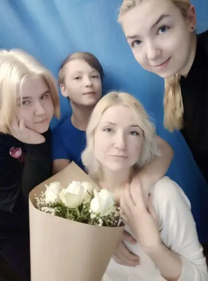 邓佐娃和她的三个孩子
