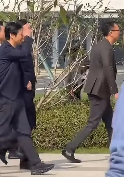 雷军现身武汉 出席小米智能家电工厂活动 走路不忘拨弄刘海_https://www.izongheng.net_快讯_第4张