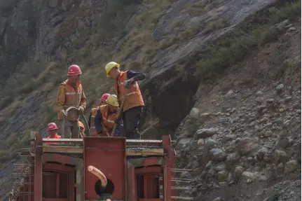 中国工人在中尼边界的热索瓦根底为预定连接两国的铁路建造一座桥。来源/Nabin Baral
