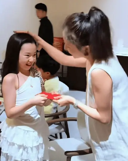 搜狐娱乐讯 3月1日，董璇女儿小酒窝分享春节VLOG视频，视频中，佟丽娅以干妈身份向小酒窝（本名高舒乔）发放压岁钱。