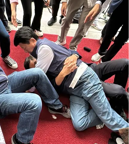 谢龙介与钟佳滨扭打在地。图自台湾中时新闻网