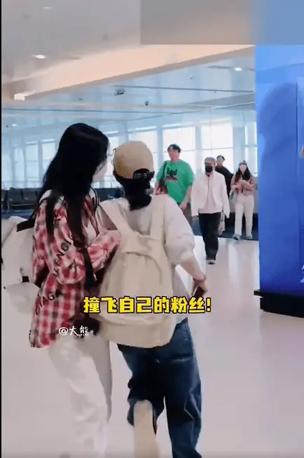 搜狐娱乐讯 近日，陈嘉桦（Ella）在机场偶遇偶像张信哲，激动上前打招呼。她一路小跑奔向偶像，途中不慎撞到自己的粉丝。