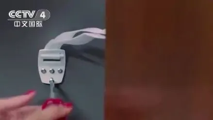 妈妈刚低头吃饭，撕心裂肺的哭声传来！3岁娃竟被挂在门上…十大夺命家具必须了解（吃饭的时候妈妈让我必须把碗里的蔬菜吃光修改病句）