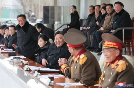 朝鲜劳动党总书记、国务委员长金正恩偕女儿一同观看“光明星节”体育比赛。图源：朝中社