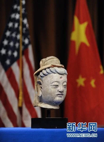 ▲2021年3月11日，在美国首都华盛顿，一件宋代观音头部雕像在中国文物移交仪式上展示。