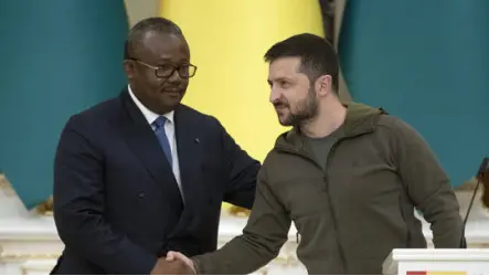 10月26日乌克兰基辅,几内亚比绍总统恩巴洛(左)与乌克兰总统泽连斯基 图源:RT