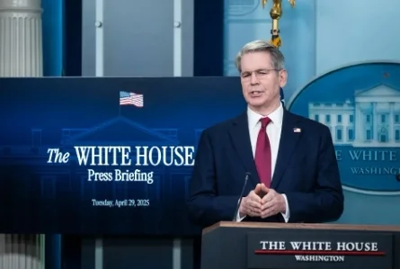 4月29日,美国财政部长贝森特出席白宫新闻简报会。 《纽约时报》