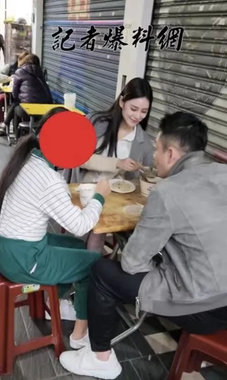 汪小菲带新女友与小玥儿吃路边摊，一家三口既视感