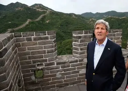 · 2014年7月，克里在参观北京八达岭长城。
