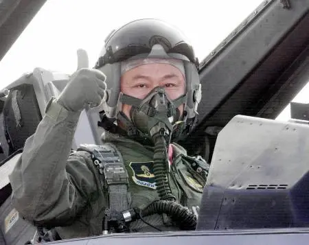 2003年4月23日，泰国总理他信从曼谷乘座F-16战斗机抵达东北柯叻，成为第一位乘座F-16战斗机的泰国总理。
