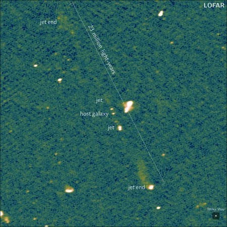 LOFAR观测到的<strong>exe源码怎么编译</strong>长达2300万光年的黑洞喷流 马丁·奥伊