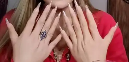 女子天生双手共12根手指,家中姐弟多人是“六指”,医生解读