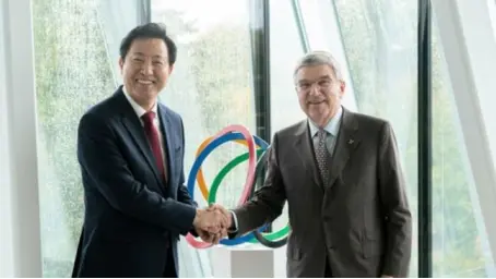 首尔市长吴世勋与国际奥委会主席巴赫 资料图片 图源：韩媒报道配图