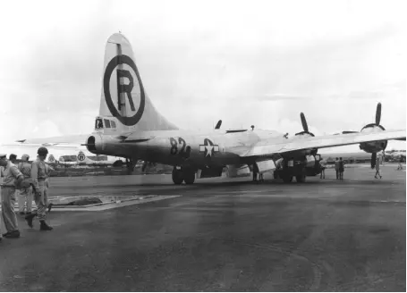 1945年8月初，一架B-29轰炸机在天宁岛空军基地移动，该飞机曾装载代号为“小男孩”的原子弹对广岛进行轰炸 图源：美媒