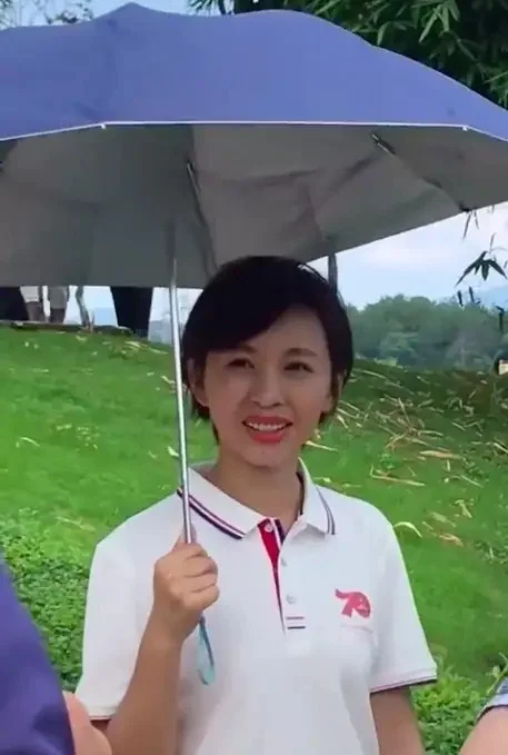 央视主持人欧阳夏丹近照，穿着简单难掩优雅好气质-央视主持人欧阳夏丹干嘛去了
