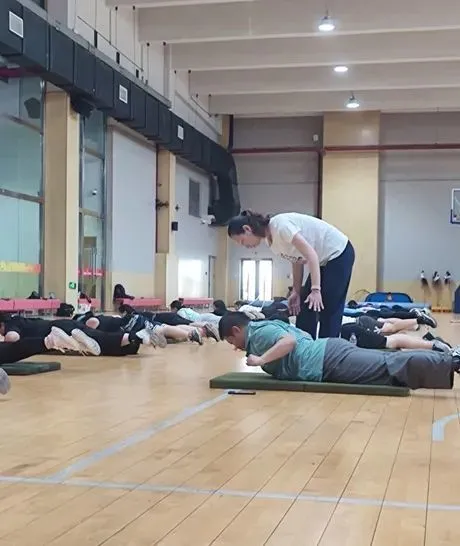 5月13日，吴敏在中国农业大学体育馆指导减脂课学生做抗阻训练。汪心悦/摄