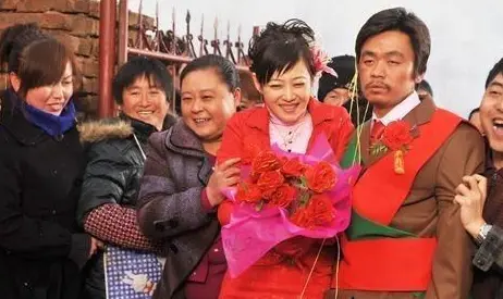 入职公司10年，结婚当天，老板包10万红包，小伙第二天辞职-入职公司不交社保违法吗