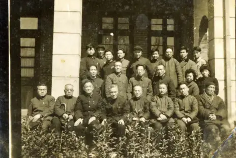 上世纪60年代中期海派艺术家来皖交流合影（图片来源：合肥市佛教协会）