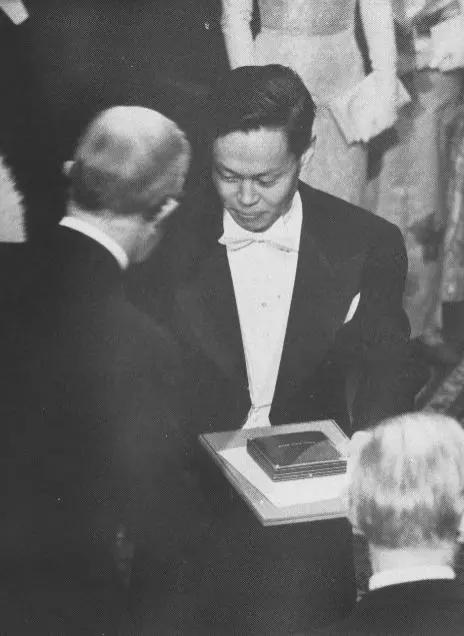 1957年杨振宁自瑞典国王手中接受诺贝尔奖章