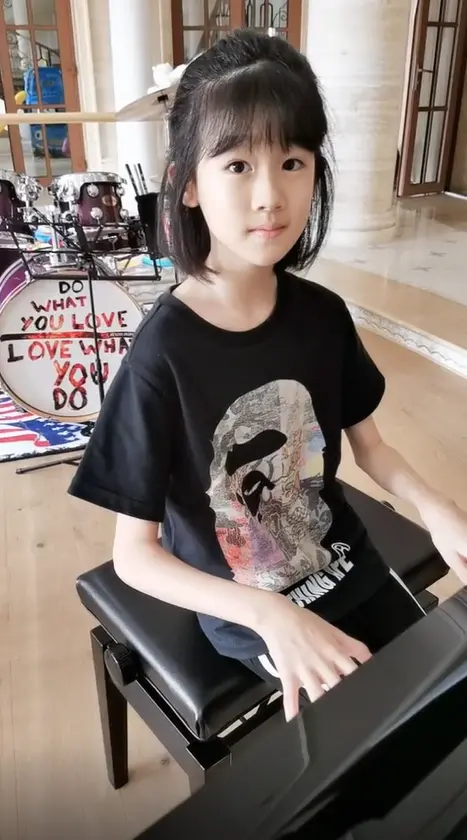 陆毅14岁的女儿腿太长！身材太瘦裤子显松垮，一双胳膊细到似竹竿(陆毅的大女儿多大)