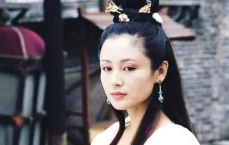 被誉为中国最美女演员，却嫁大16岁导演，今儿子出道圈粉无数-中国最美的女演员是谁? 排行榜