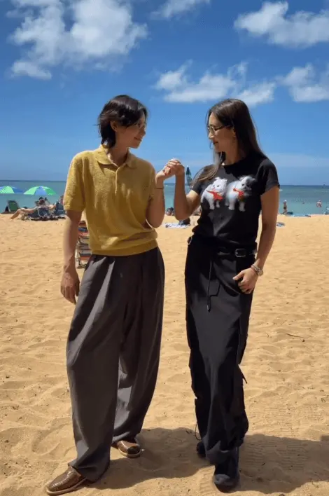 李斯丹妮与刘芸在沙滩上牵手跳舞好开心。